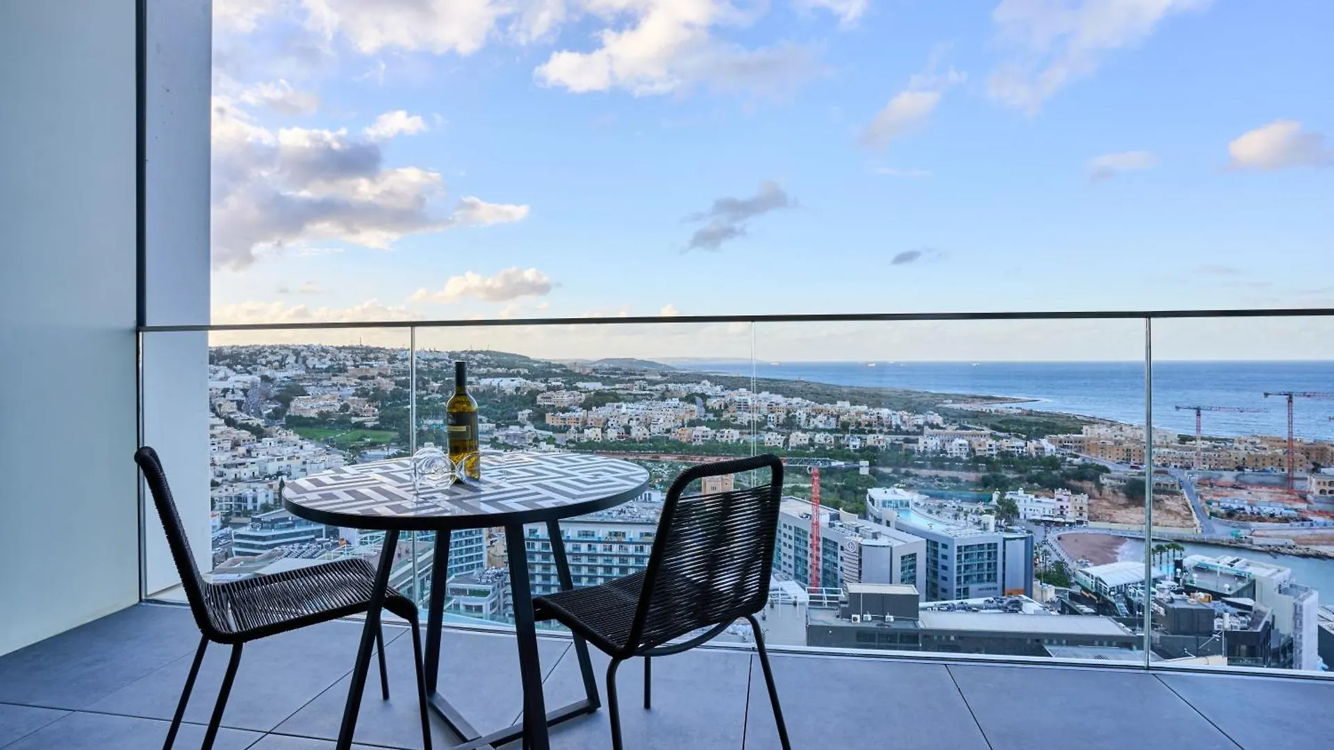 Sleek One-Bedroom Apartment With A Panoramic View Saint Julian's 0*,  Μάλτα