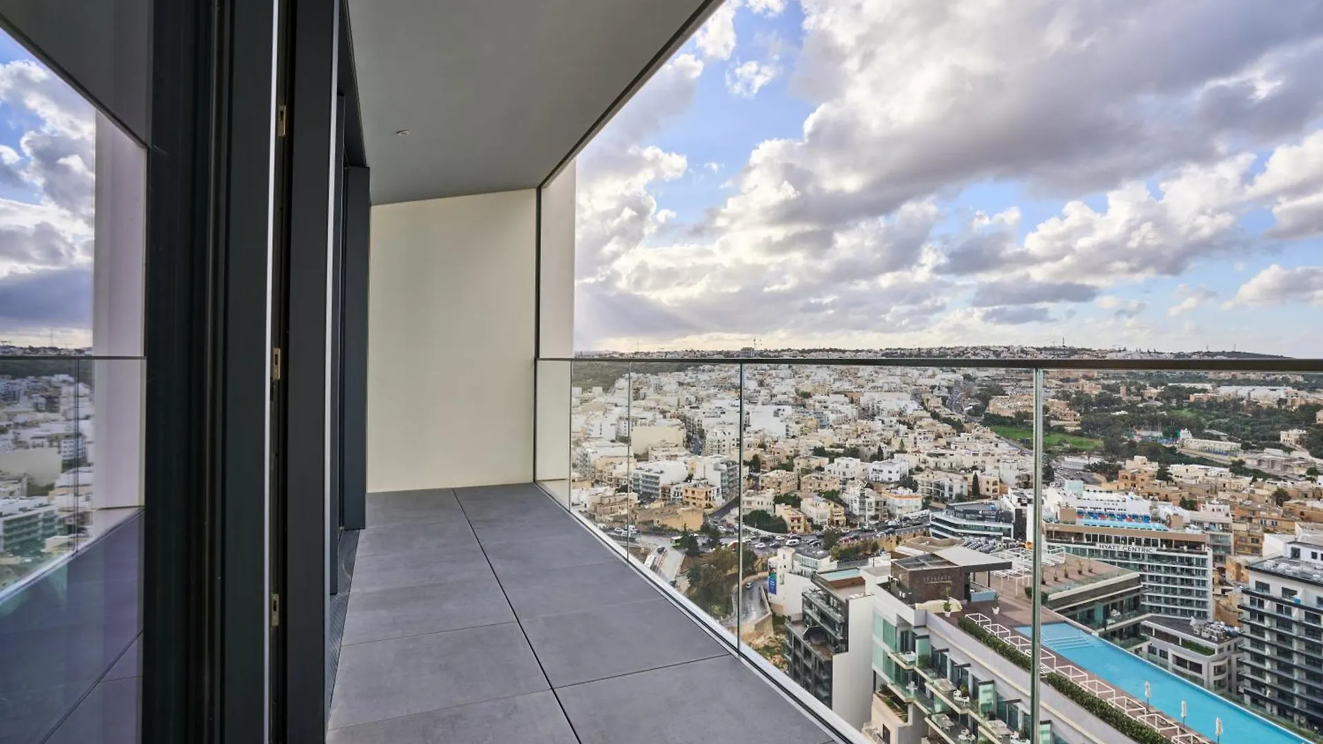 Sleek One-Bedroom Apartment With A Panoramic View Saint Julian's Μάλτα